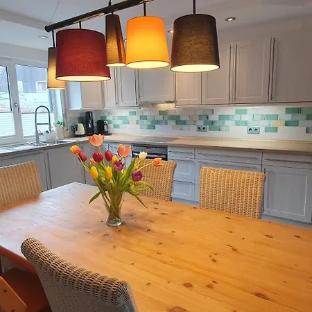 ホテル Modernes Einfamilienhaus Mit Garten, 4,5-zimmern In Vollausstattung Zur Alleinnutzung In Ruhiger Lage, Grill, Sauna, 3 Schlafzimmern, 4 Betten, Kamin Und 2 Baedern *